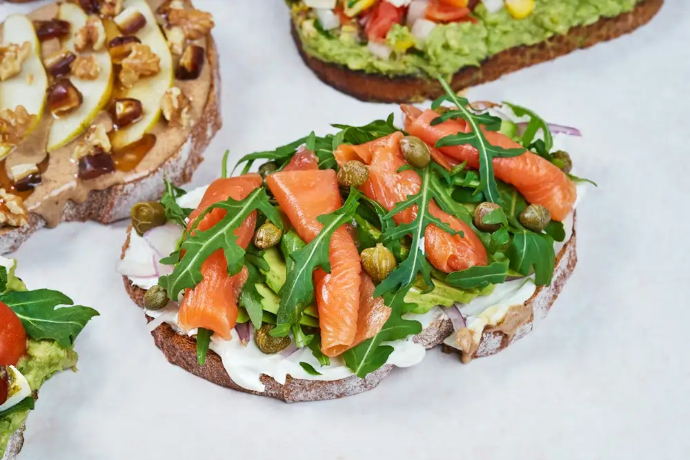 Tostada de salmón y rúcula